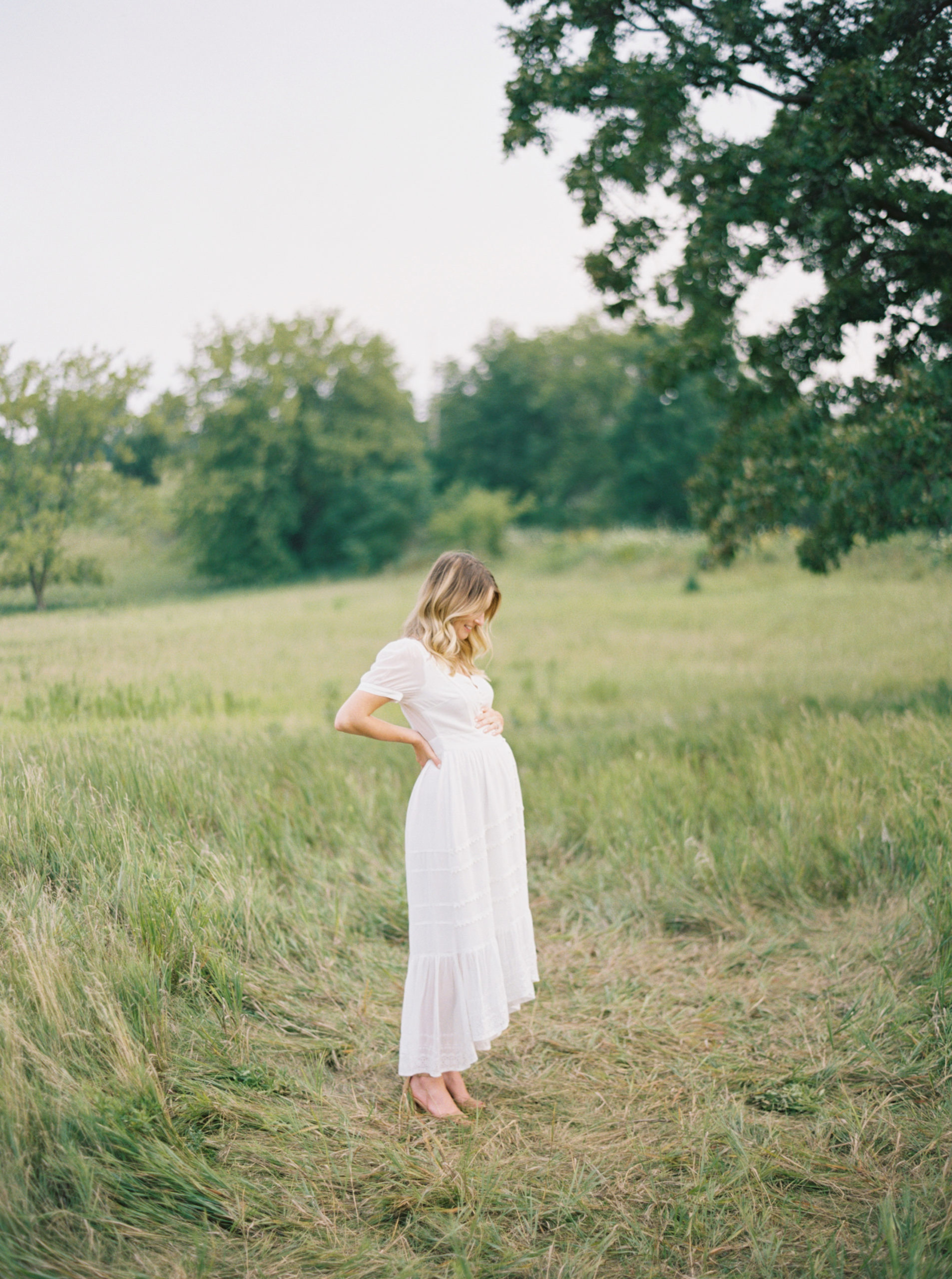 photo of pregnant mother in field taken by Milwaukee Maternity Photographer, Talia Laird Photography